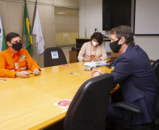 Dirigentes da Companhia de Saneamento do Paraná (Sanepar) e da Refinaria Presidente Getúlio Vargas (Repar) assinaram na tarde desta segunda-feira (3) um convênio para uso da água da Barragem do Rio Verde para abastecimento público. Por esse convênio, a Sanepar poderá retirar 200 litros por segundo da barragem, que pertence à Repar, e fazer a transposição até a Barragem do Passaúna.  -  Curitiba, 04/05/2021  -  Foto: André Thiago/Sanepar