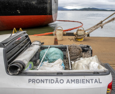 Todo óleo usado dos navios, recolhido no Porto de Paranaguá, tem como destino a reciclagem. A coleta do resíduo oleoso das embarcações é um dos serviços de apoio essenciais para a atividade portuária. Durante todo o ano de 2020 foram coletados 4.061.302 litros pelas cinco empresas atualmente cadastradas. - Paranaguá, 06/05/2021  -  Foto: Claudio Neves/Portos do Paraná