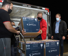 Segundo lote com  67.860 doses da vacina Pfizer/Comirnaty/BioNtech  chega  no Centro de Medicamentos do Paraná (Cemepar), em Curitiba, na noite desta segunda-feira (10).  Foto: Geraldo Bubniak/AEN