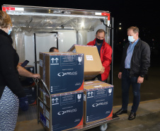 Segundo lote com  67.860 doses da vacina Pfizer/Comirnaty/BioNtech  chega  no Centro de Medicamentos do Paraná (Cemepar), em Curitiba, na noite desta segunda-feira (10).  Foto: Geraldo Bubniak/AEN