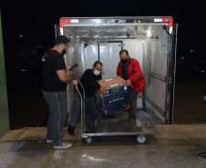 Segundo lote com  67.860 doses da vacina Pfizer/Comirnaty/BioNtech  chega  no Centro de Medicamentos do Paraná (Cemepar), em Curitiba, na noite desta segunda-feira (10).  Foto: Geraldo Bubniak/AEN