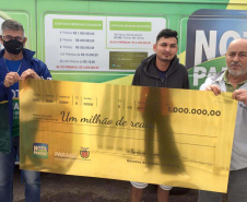 Aposentado recebe prêmio de R$ 1 milhão do Nota Paraná 
. Foto: SEFA