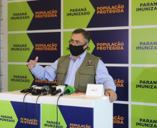 O secretário de Estado da Saúde, Beto Preto, atende a imprensa nesta terça-feira (18) no Centro de Medicamentos do Paraná (Cemepar) para falar sobre a vacinação contra a Covid-19.  Foto: Geraldo Bubniak/AEN