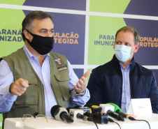 O secretário de Estado da Saúde, Beto Preto, atende a imprensa nesta terça-feira (18) no Centro de Medicamentos do Paraná (Cemepar) para falar sobre a vacinação contra a Covid-19.  Foto: Geraldo Bubniak/AEN