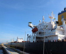 Porto de Paranaguá recebe maior navio tanque da história. Foto: Claudio Neves