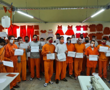 Presos de seis penitenciárias concluem curso de costura industrial  -  Foto: Depen/PR