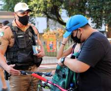 Ciclistas são orientados sobre medidas de segurança durante blitz da campanha Maio Amarelo em Curitiba - Curitiba, 20 de maio de 2021. Foto: Soldado Amanda Morais