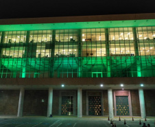 Iluminação verde do Palácio Iguaçu lembra a Semana da Pessoa com Esquizofrenia. Foto: Alessandro Vieira/AEN