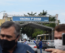 O Paraná começou a vacinar trabalhadores portuários e aeroportuários contra a Covid-19 nesta sexta-feira (28). As doses da vacina AstraZeneca/Fiocruz destinadas a estes grupos foram enviadas pelo Ministério da Saúde nesta semana. - Paranaguá, 28/05/2021  -  Foto: Américo Antonio/SESA