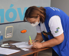 O Paraná começou a vacinar trabalhadores portuários e aeroportuários contra a Covid-19 nesta sexta-feira (28). As doses da vacina AstraZeneca/Fiocruz destinadas a estes grupos foram enviadas pelo Ministério da Saúde nesta semana. - Paranaguá, 28/05/2021  -  Foto: Américo Antonio/SESA