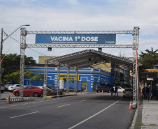 O Paraná começou a vacinar trabalhadores portuários e aeroportuários contra a Covid-19 nesta sexta-feira (28). As doses da vacina AstraZeneca/Fiocruz destinadas a estes grupos foram enviadas pelo Ministério da Saúde nesta semana. -  Paranaguá, 28/05/2021  -  Foto: Américo Antonio/SESA