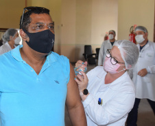 O Paraná começou a vacinar trabalhadores portuários e aeroportuários contra a Covid-19 nesta sexta-feira (28). As doses da vacina AstraZeneca/Fiocruz destinadas a estes grupos foram enviadas pelo Ministério da Saúde nesta semana. -  Paranaguá, 28/05/2021  -  Foto: Américo Antonio/SESA