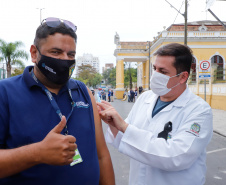 O Paraná começou a vacinar trabalhadores portuários e aeroportuários contra a Covid-19 nesta sexta-feira (28). As doses da vacina AstraZeneca/Fiocruz destinadas a estes grupos foram enviadas pelo Ministério da Saúde nesta semana.  Foto:Rodrigo Felix Leal/SEIL