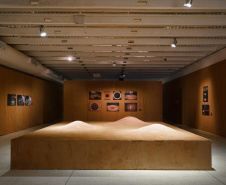 O Museu Oscar Niemeyer (MON) reabriu ao público com uma nova exposição: "Radical", primeira individual da artista Sonia Dias Souza, na Sala 1 do Museu. Com curadoria de Agnaldo Farias, a mostra tem caráter imersivo e reúne fotografias e instalações inéditas.  -  Curitiba, 10/06/2021  -  Foto: André Nacli