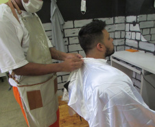 Presos da penitenciária de Cascavel participam de minicurso com barbeiro profissional  -  Foto: Depen-PR