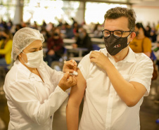 Empenhado em conquistar vacinas para servidores, Ricardo Dias Silva orienta que profissionais se imunizem  -  Foto: UEM
 