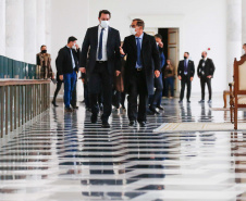 O governador Carlos Massa Ratinho Junior recebeu nesta sexta-feira (18) o atual presidente do Supremo Tribunal de Justiça, ministro Humberto Martins, para aproximar o relacionamento entre a instituição federal e os poderes executivo e judiciário do Paraná. A visita do ministro foi realizada no Palácio Iguaçu. Foto: Jonathan Campos/AEN