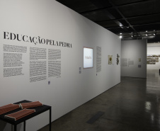 Educação pela Pedra, a exposição que marca a primeira ação da parceria entre o Museu Paranaense e a Fundação Joaquim Nabuco (Fundaj) de Recife (PE), teve seu período de visitação prorrogado até o dia 26 de setembro deste ano