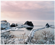 A mostra de Naoki Ishikawa, considerado um dos fotógrafos mais relevantes no cenário atual da fotografia no Japão, traz as 74 fotografias que fazem parte de distintas séries realizadas pelo artista ao longo de 2008 a 2020, compondo um conjunto que reúne imagens de mais de 20 ilhas do arquipélago japonês.  -  Curitiba, 29/06/2021  -  Foto: Naoki Ishikawa/Divulgação MON