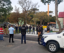 As equipes que integram a Ação Integrada de Fiscalização Urbana (AIFU), coordenadas pela Polícia Militar, estiveram em 24 estabelecimentos comerciais da Capital entre sexta-feira (02/07) e domingo (04/07) e interditaram 17 pontos. As equipes dispersaram 1.867 pessoas que estavam nos locais vistoriados e foram encaminhadas sete pessoas.  -  Curitiba, 04/07/2021 -  Foto: SESP-PR