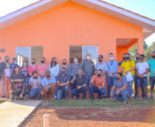 Trinta famílias de Anahy, na região Oeste do Paraná, realizaram nesta sexta-feira (23) o sonho da casa própria. A partir de agora, elas são as novas moradoras do loteamento Simões, empreendimento que recebeu investimento de R$ 2 milhões em um trabalho conjunto entre os governos estadual, federal e municipal por meio do programa Casa Verde e Amarela.
Foto: Lyce Amaro/Prefeitura de Anahy