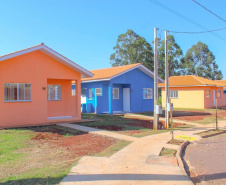 Trinta famílias de Anahy, na região Oeste do Paraná, realizaram nesta sexta-feira (23) o sonho da casa própria. A partir de agora, elas são as novas moradoras do loteamento Simões, empreendimento que recebeu investimento de R$ 2 milhões em um trabalho conjunto entre os governos estadual, federal e municipal por meio do programa Casa Verde e Amarela.
Foto: Lyce Amaro/Prefeitura de Anahy