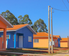 Trinta famílias de Anahy, na região Oeste do Paraná, realizaram nesta sexta-feira (23) o sonho da casa própria. A partir de agora, elas são as novas moradoras do loteamento Simões, empreendimento que recebeu investimento de R$ 2 milhões em um trabalho conjunto entre os governos estadual, federal e municipal por meio do programa Casa Verde e Amarela.
Foto: Lyce Amaro/Prefeitura de Anahy