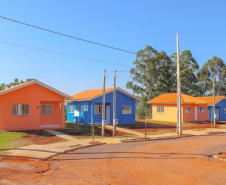 Trinta famílias de Anahy, na região Oeste do Paraná, realizaram nesta sexta-feira (23) o sonho da casa própria. A partir de agora, elas são as novas moradoras do loteamento Simões, empreendimento que recebeu investimento de R$ 2 milhões em um trabalho conjunto entre os governos estadual, federal e municipal por meio do programa Casa Verde e Amarela.
Foto: Lyce Amaro/Prefeitura de Anahy