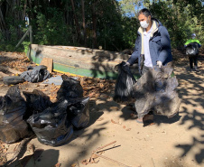 Nesta sexta-feira (30), 115 quilos de lixo foram recolhidos do manguezal, na Ilha do Teixeira, em Paranaguá. A ação integra o Programa de Monitoramento de Manguezais da Portos do Paraná. Foto: Pierpaolo Nota/ Portos do Paraná