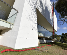 A  intervenção "Tramas Vitais", do artista curitibano Geraldo Zamproni. A instalação - uma agulha com linha, em grande escala, atravessada numa das paredes externas do Museu Oscar Niemeyer (MON) - faz parte da Bienal Internacional de Arte Contemporânea do Sul (BIENALSUR) 2021.Curitiba, 03 de agosto de 2021.Foto: Kraw Penas/SECC