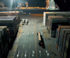 Madeira volta a ser embarcada direto no porão do navio no Porto de Paranaguá . Foto: Divulgação/TCP