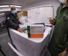 Novo lote de 57.600 da CoronaVac  chegam  no Centro de Medicamentos do Paraná (Cemepar), em Curitiba, na manha desta quarta-feira (4).  Foto: Geraldo Bubniak/AEN