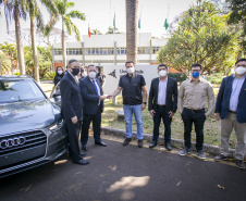 Audi doa carro Q3 para Engenharia Mecânica usar em Ensino e Pesquisa. Na foto, Da esquerda: Calcagnotto, Damasceno, Pugliese, Vanderlei, Conceição e Cótica. Foto: UEM

