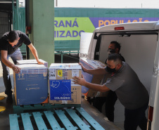 156.828 imunizantes da Pfizer/BioNTech  chegam  no Centro de Medicamentos do Paraná (Cemepar), em Curitiba, na tarde desta quarta-feira (8).  Foto: Geraldo Bubniak/AEN