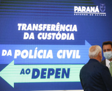 Governador Carlos Massa Ratinho Junior, assina decreto que autoriza o início da terceira e última fase do processo de transferência de gestão, com o repasse da custódia dos últimos detentos das carceragens da Polícia Civil para a gestão plena do Departamento Penitenciário do Paraná (Depen). Foto: Jonathan Campos/AEN