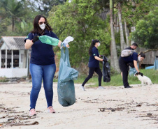 Nesta segunda-feira (27), 18 voluntários participaram da ação de limpeza de praias nas comunidades de Europinha e Ilha do Teixeira, no entorno dos portos de Paranaguá e Antonina, na Baía de Paranaguá. - Paranaguá, 27/09/2021  -  Foto: Claudio Neves/Portos do Paraná