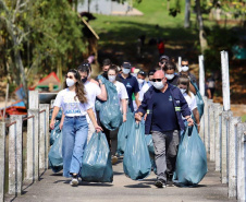 Nesta segunda-feira (27), 18 voluntários participaram da ação de limpeza de praias nas comunidades de Europinha e Ilha do Teixeira, no entorno dos portos de Paranaguá e Antonina, na Baía de Paranaguá. - Paranaguá, 27/09/2021  -  Foto: Claudio Neves/Portos do Paraná