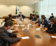 Governador Carlos Massa Ratinho Junior recebe projeto da ponte do Rio Ivai.  -  Curitiba, 04/10/2021  -  Foto: Ari Dias/ AEN.