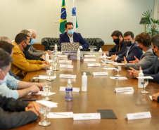 Governador Carlos Massa Ratinho Junior recebe projeto da ponte do Rio Ivai.  -  Curitiba, 04/10/2021  -  Foto: Ari Dias/ AEN.