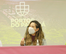 Porto apresenta ações do Outubro Rosa à presidente do Conselho de Ação Solidária do Paraná. Foto: Valdelino Pontes