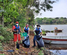 Um mutirão de limpeza tomou conta do Lago Jaboti, principal cartão postal de Apucarana na manhã desta quarta-feira (29). A ação foi promovida pela Companhia de Saneamento do Paraná (Sanepar) e pela Prefeitura de Apucarana, por meio da Secretaria Municipal de Meio Ambiente (Sema), marcando a Semana do Voluntariado do Paraná.  -  Apucarana, 29/09/2021  -  Foto: Sanepar