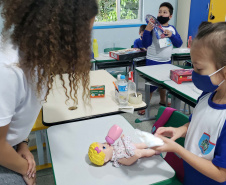 A Portos do Paraná deu início nesta semana, em parceria com a Superintendência Geral de Ação Solidária, à distribuição de brinquedos às crianças matriculadas nas escolas municipais das comunidades isoladas de Paranaguá e Antonina. Foto: Pierpaolo Nota/Portos do Paraná