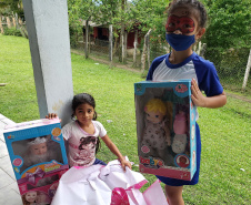 A Portos do Paraná deu início nesta semana, em parceria com a Superintendência Geral de Ação Solidária, à distribuição de brinquedos às crianças matriculadas nas escolas municipais das comunidades isoladas de Paranaguá e Antonina. Foto: Pierpaolo Nota/Portos do Paraná