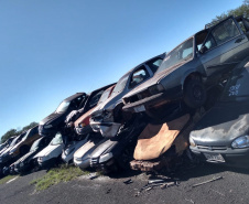 Leilão de sucatas de veículos para reciclagem como material ferroso. Nas fotos, sucatas armazenadas em Ibiporã-  Curitiba, 21/10/2021 - Foto: DER