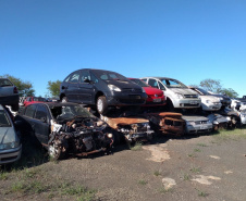 Leilão de sucatas de veículos para reciclagem como material ferroso. Nas fotos, sucatas armazenadas em Ibiporã-  Curitiba, 21/10/2021 - Foto: DER