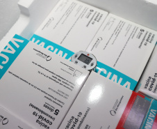 Um novo carregamento 133.100 vacinas AstraZeneca/Fiocruz   contra a Covid-19 chegam no Centro de Medicamentos do Paraná (Cemepar), em Curitiba, na noite desta quinta-feira (21).  Foto: Geraldo Bubniak/AEN
