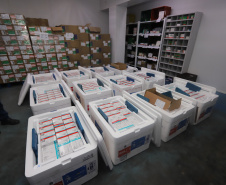 Um novo carregamento 133.100 vacinas AstraZeneca/Fiocruz   contra a Covid-19 chegam no Centro de Medicamentos do Paraná (Cemepar), em Curitiba, na noite desta quinta-feira (21).  Foto: Geraldo Bubniak/AEN