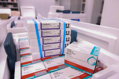 O Governo do Estado recebeu nesta sexta-feira (12), vacinas contra a Covid-19. Os imunizantes sao AstraZeneca/Fiocruz  e  Pfizer  - Curitiba, 12/11/2021 - Foto: Geraldo Bubniak/AEN