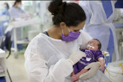 No Dia da Prematuridade, Hospital Universitário do Oeste homenageia bebês com sessão de foto