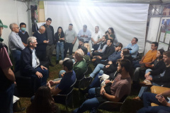 Secretário Norberto Ortigara falando com jovens agricultores